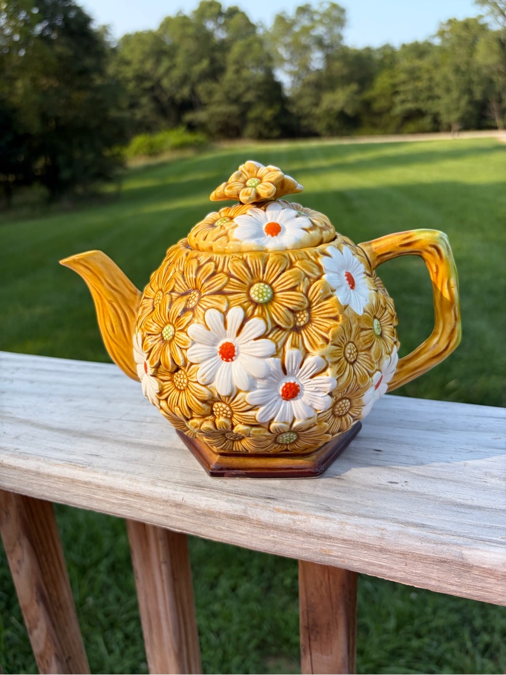 Vintage Fred Roberts Gold & White Daisy Ceramic Teapot W/Lid. 6.5"H 1960-70s